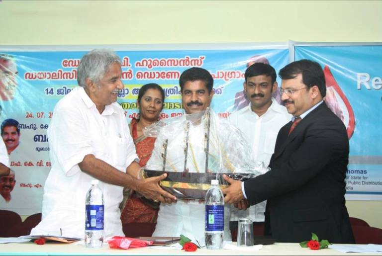 Receiving momento from Shri.Oommen Chandy 