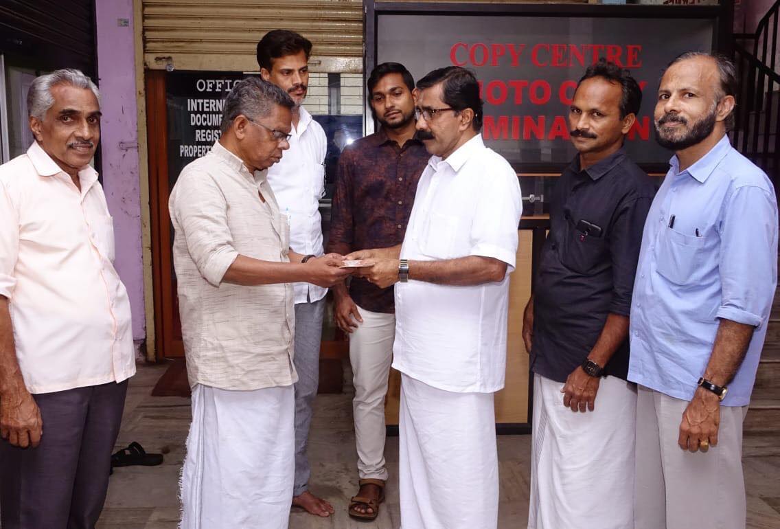 Dr. K. P. Hussain Charitable Trust hands over the fund raised for Kerala Flood Relief at Mathrubhoomi Office on Independence day by Snehatheeram Residents Association, Villyapalli